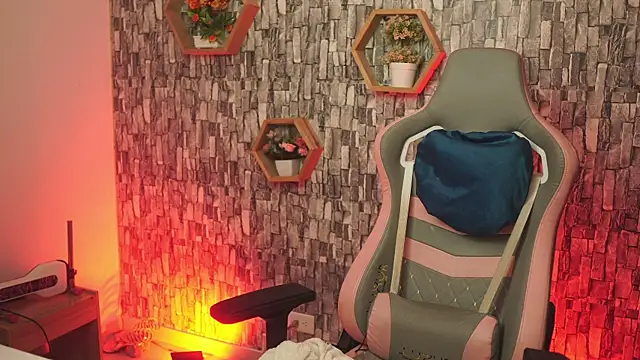 bonniie 98  online show from 10, 4, 2026