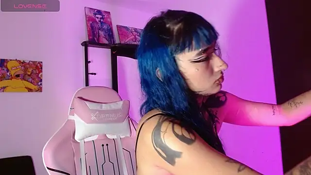 Snapshot of SharaRoss1 chatting on 12, 11, 2025 SharaRoss1 online show from 12, 11, 2025