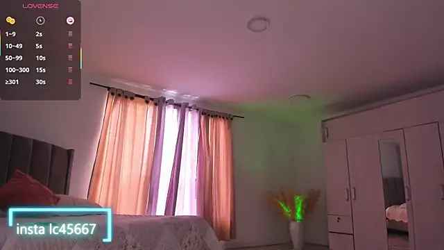 Snapshot of emily_bennett chatting on 23, 4, 2026 emily bennett online show from 23, 4, 2026