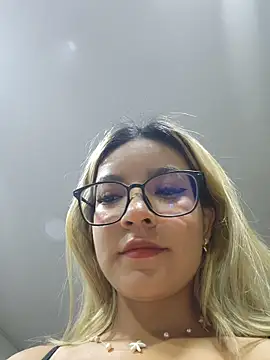 Pretty roxxyy online show from 8, 3, 2026