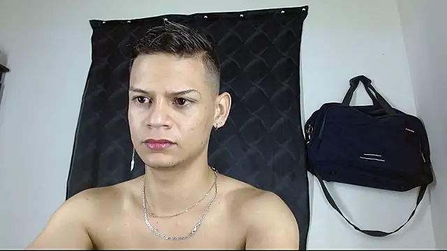 Snapshot of axce1_boy24 chatting on 28, 10, 2025 axce1 boy24 online show from 28, 10, 2025