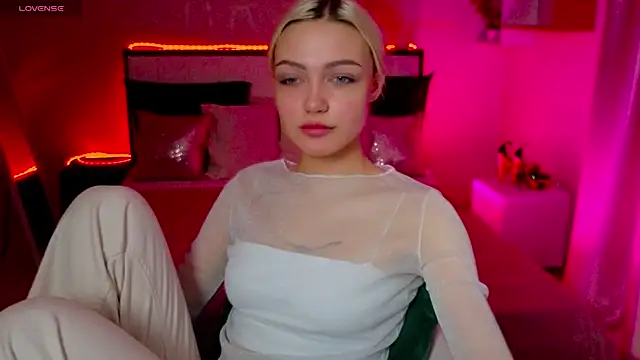 Snapshot of LinaLirian chatting on 14, 11, 2025 LinaLirian online show from 14, 11, 2025