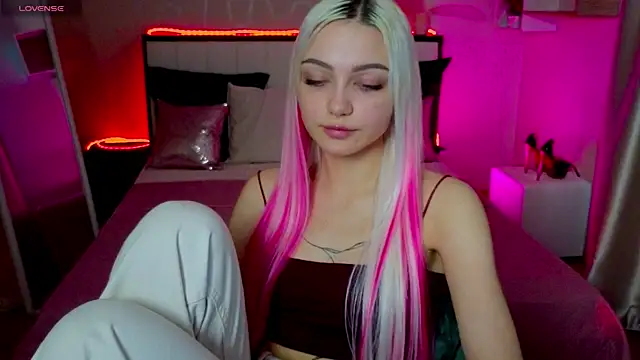 Snapshot of LinaLirian chatting on 8, 11, 2025 LinaLirian online show from 8, 11, 2025