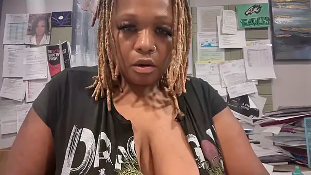 Snapshot of RoyalQueen2u chatting on 15, 6, 2026 RoyalQueen2u online show from 15, 6, 2026