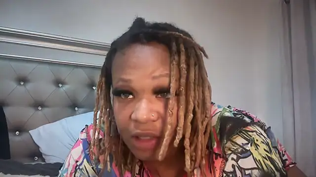 Snapshot of RoyalQueen2u chatting on 18, 5, 2026 RoyalQueen2u online show from 18, 5, 2026
