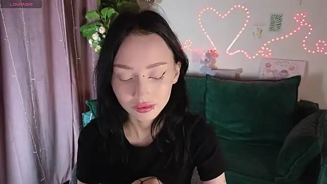  holly berry  online show from 5, 10, 2025