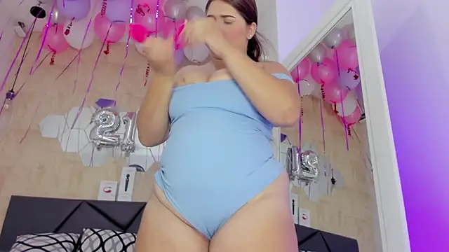 Snapshot of valentina-diiaz chatting on 17, 10, 2025 valentina-diiaz online show from 17, 10, 2025