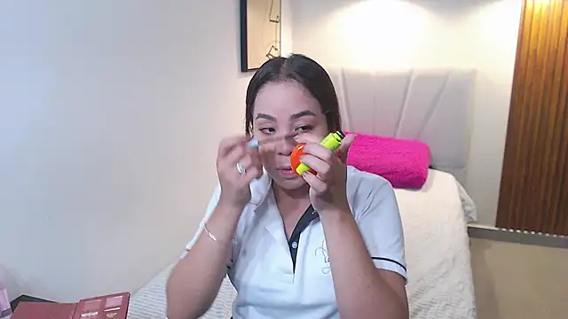  Victoria Collins online show from 14, 12, 2025