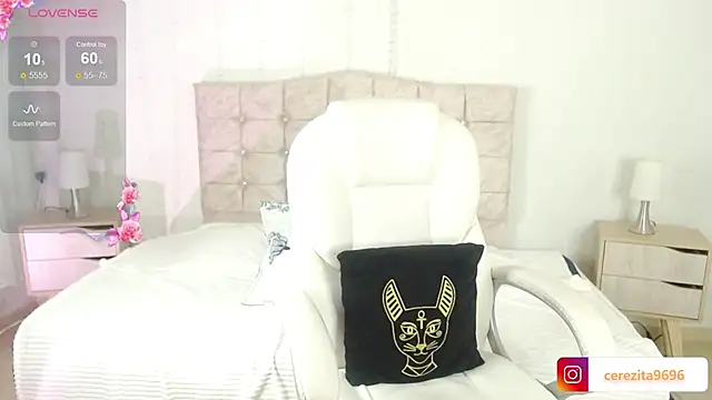 Snapshot of mia_traveluxe chatting on 4, 10, 2025 mia traveluxe online show from 4, 10, 2025