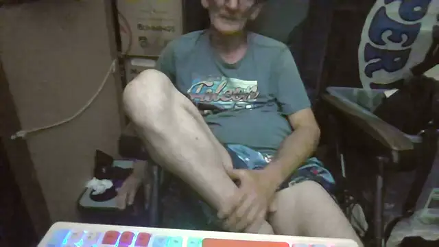 Snapshot of Lovyourpuss chatting on 17, 5, 2026 Lovyourpuss online show from 17, 5, 2026