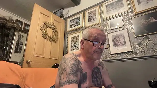 Snapshot of poggles chatting on 4, 4, 2026 poggles online show from 4, 4, 2026