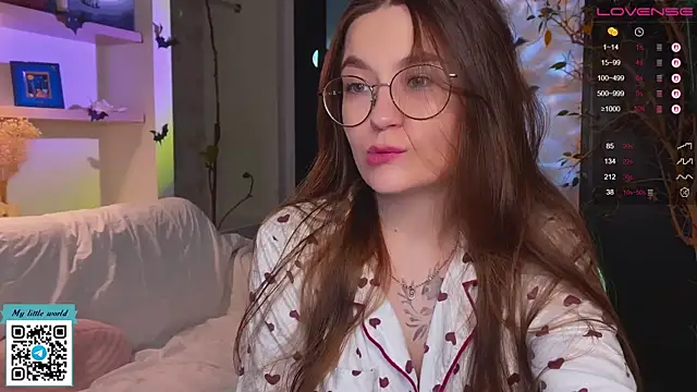 Snapshot of mia_here chatting on 28, 10, 2025 mia here online show from 28, 10, 2025