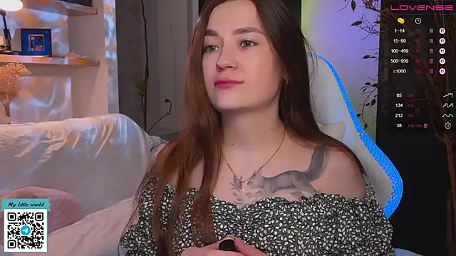 Snapshot of mia_here chatting on 21, 10, 2025 mia here online show from 21, 10, 2025