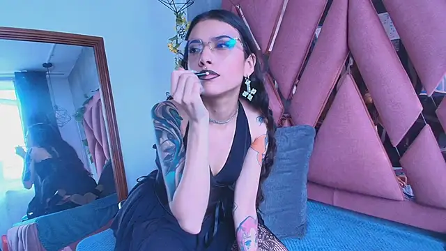 viollettaa  online show from 3, 12, 2025