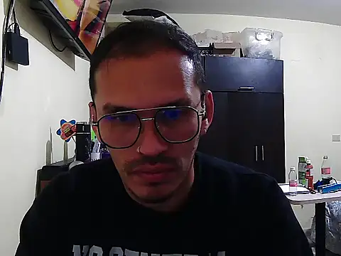 Snapshot of DOBLEWYOSK69G chatting on 10, 10, 2025 DOBLEWYOSK69G online show from 10, 10, 2025