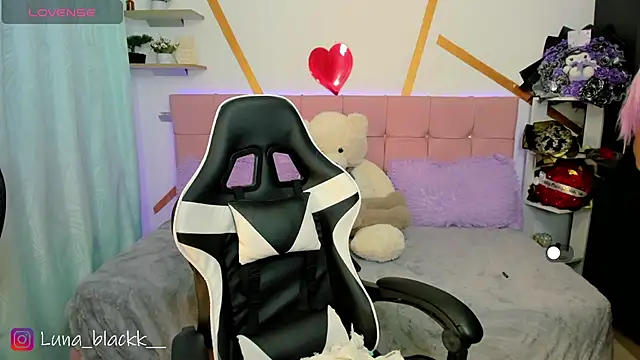 Luna blackk online show from 12, 4, 2026