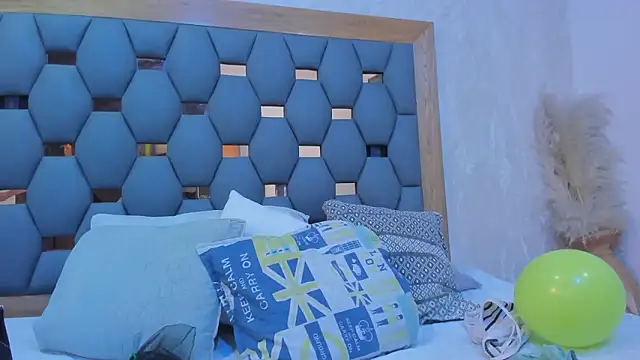 juliette pretty  online show from 15, 3, 2026