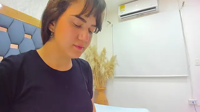 juliette pretty  online show from 4, 11, 2025