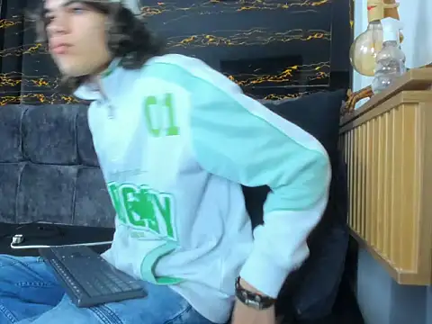 Diamond twink online show from 18, 2, 2026