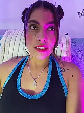 Snapshot of Fox_Roxxan chatting on 7, 6, 2026 Fox Roxxan online show from 7, 6, 2026