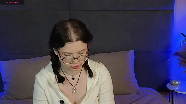 Snapshot of RianaRey chatting on 5, 6, 2026 RianaRey online show from 5, 6, 2026
