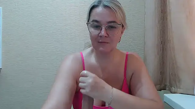 Snapshot of EleanoraDream chatting on 8, 7, 2026 EleanoraDream online show from 8, 7, 2026