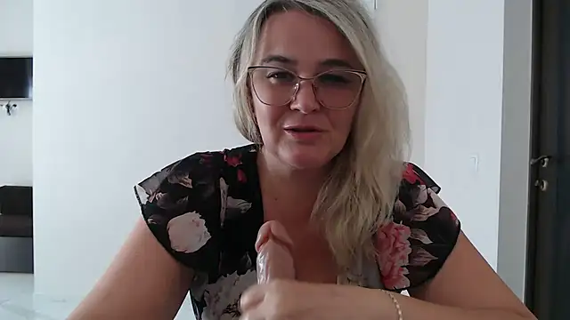 Snapshot of EleanoraDream chatting on 7, 8, 2026 EleanoraDream online show from 7, 8, 2026