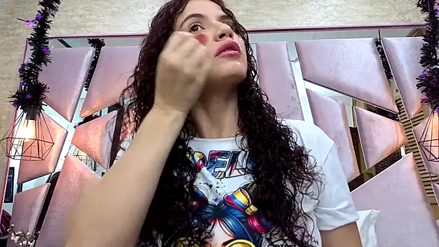 ThaliaCross online show from 18, 11, 2025