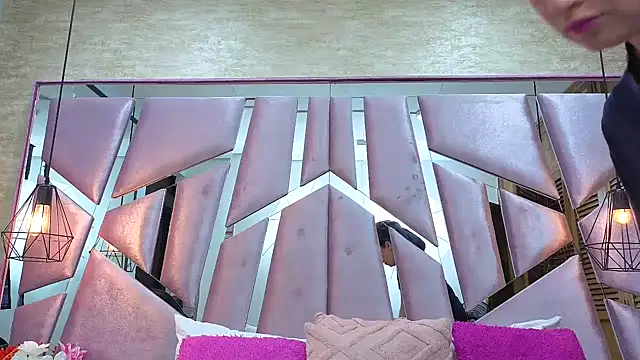 ThaliaCross online show from 11, 2, 2026