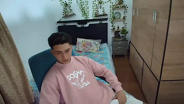 Snapshot of santii_ss chatting on 8, 7, 2026 santii ss online show from 8, 7, 2026