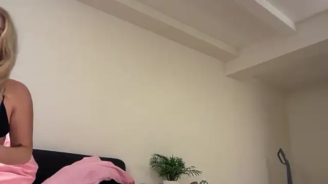 Kitty Swetty online show from 3, 2, 2026