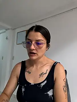 Snapshot of Coralinne__ chatting on 4, 5, 2026 Coralinne online show from 4, 5, 2026