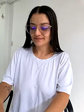 Snapshot of Coralinne__ chatting on 4, 4, 2026 Coralinne online show from 4, 4, 2026