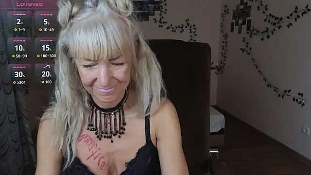 Snapshot of Laura_Gol chatting on 9, 11, 2025 Laura Gol online show from 9, 11, 2025