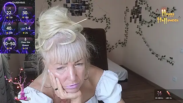 Snapshot of Laura_Gol chatting on 4, 11, 2025 Laura Gol online show from 4, 11, 2025