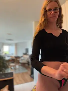 Bikergirl 97 online show from 13, 4, 2026