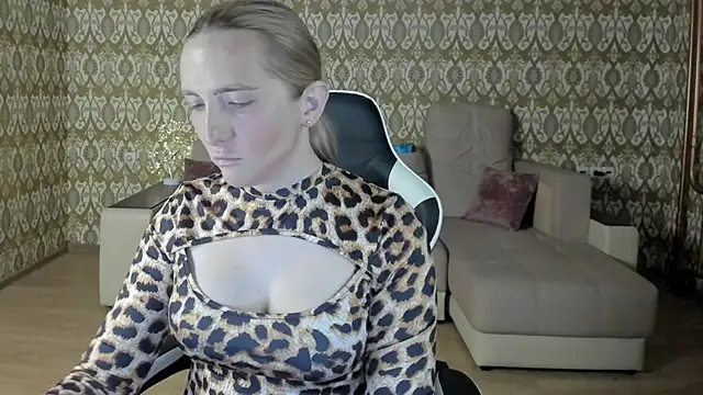 Snapshot of Vi_Luxy chatting on 7, 5, 2026 Vi Luxy online show from 7, 5, 2026