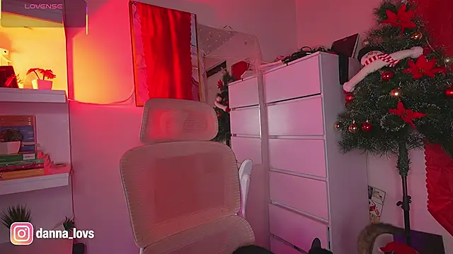 Dannaa Lovs online show from 2, 12, 2025