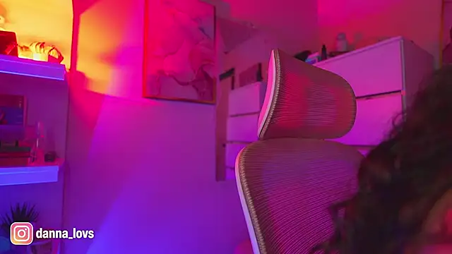 Dannaa Lovs online show from 7, 11, 2025