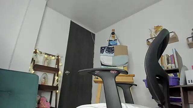 Snapshot of lady_sophie chatting on 29, 10, 2025 lady sophie online show from 29, 10, 2025