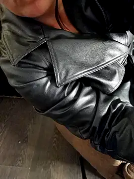 DIVAZARAHLEATHER online show from 1, 7, 2026