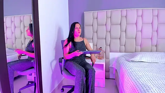 Atenea Clerk online show from 11, 10, 2025