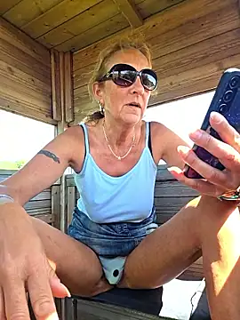 Snapshot of HotWifeLyn68 chatting on 26, 5, 2026 HotWifeLyn68 online show from 26, 5, 2026