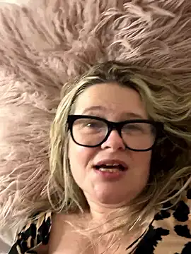 SuzieSub online show from 1, 2, 2026