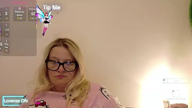 Snapshot of SuzieSub chatting on 18, 11, 2025 SuzieSub online show from 18, 11, 2025