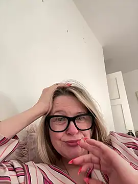 SuzieSub online show from 4, 3, 2026