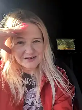 Snapshot of SuzieSub chatting on 11, 10, 2025 SuzieSub online show from 11, 10, 2025