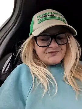 Snapshot of SuzieSub chatting on 21, 10, 2025 SuzieSub online show from 21, 10, 2025