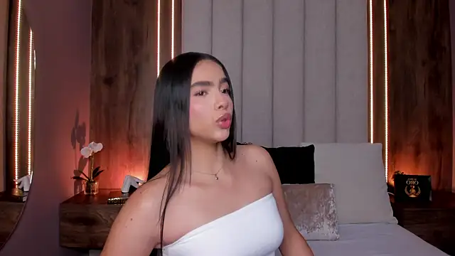 Snapshot of LucySalvatore_ chatting on 7, 6, 2026 LucySalvatore online show from 7, 6, 2026