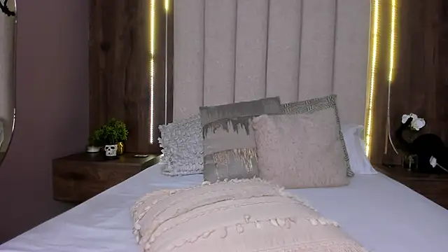 LucySalvatore  online show from 12, 10, 2025